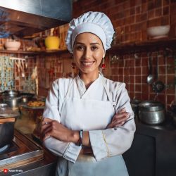 Firefly chef marocain blanc avec sourire dans la cuisine 37336 (1) Firefly chef marocain blanc avec sourire dans la cuisine 37336 (1)